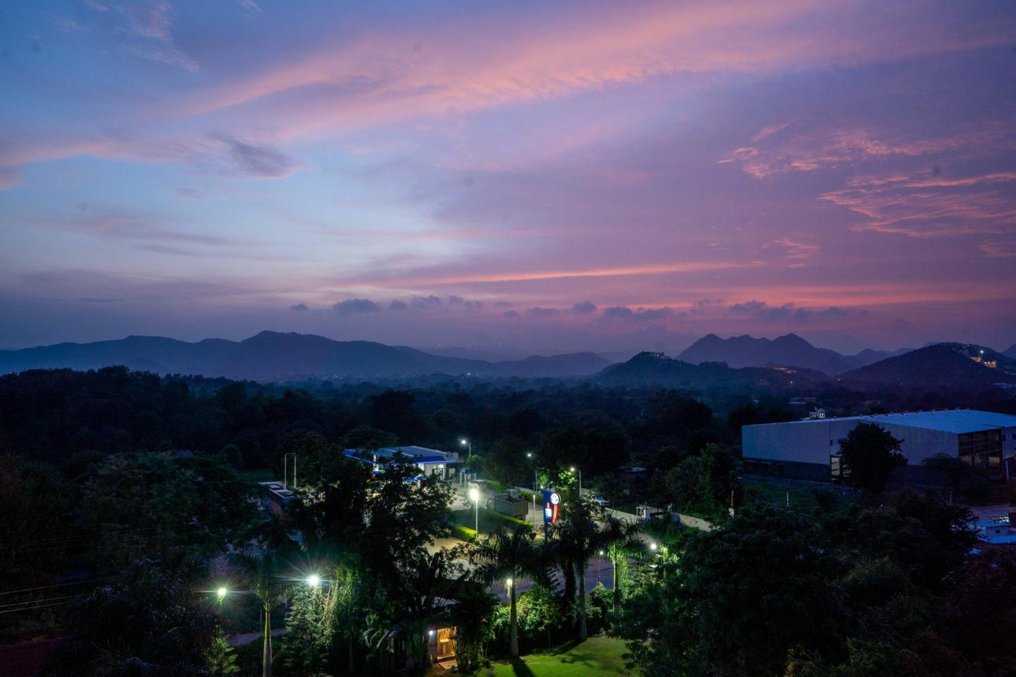 Treebo The Aravali Getaway Hotel อุเดเปอร์ ภายนอก รูปภาพ
